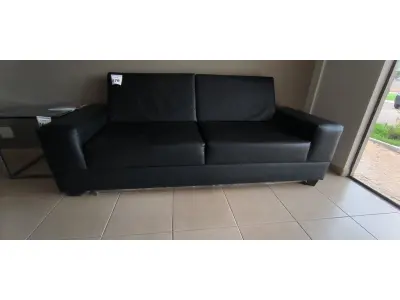 LOTE 079 - 01 SOFAR 02 LUGARES EM COURINO NA COR PRETO. (NO ESTADO) ATENÇÃO! FAZER A VISITAÇÃO ANTES DE ARREMATAR, NÃO SABEMOS SE FUNCIONA, LEILÃO NÃO TEM GARANTIA E NEM DEVOLUÇÃO, SUJEITO A POSSÍVEIS AVARIAS VISÍVEIS/OCULTAS E/OU AUSÊNCIA DE COMPONENTES.