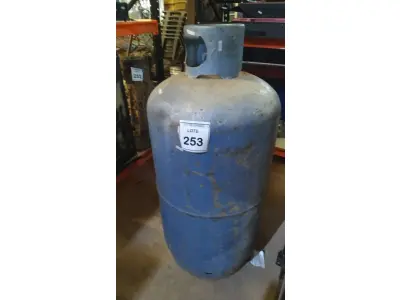 LOTE 253 - 01 BOTIJÃO DE GÁS DE GRANDE PORTE. (NO ESTADO) ATENÇÃO! FAZER A VISITAÇÃO ANTES DE ARREMATAR, NÃO SABEMOS SE FUNCIONA, LEILÃO NÃO TEM GARANTIA E NEM DEVOLUÇÃO, SUJEITO A POSSÍVEIS AVARIAS VISÍVEIS/OCULTAS E/OU AUSÊNCIA DE COMPONENTES.