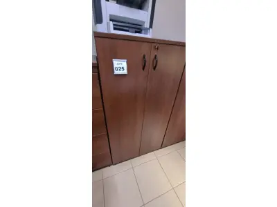 LOTE 025 - 01 ARMÁRIO EM MADEIRA COM 04 PRATELEIRAS NA COR MARROM. (NO ESTADO) ATENÇÃO! FAZER A VISITAÇÃO ANTES DE ARREMATAR, NÃO SABEMOS SE FUNCIONA, LEILÃO NÃO TEM GARANTIA E NEM DEVOLUÇÃO, SUJEITO A POSSÍVEIS AVARIAS VISÍVEIS/OCULTAS E/OU AUSÊNCIA DE COMPONENTES.