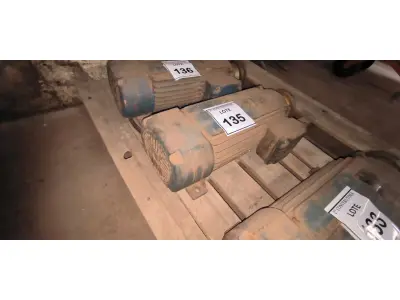 LOTE 135 - 01 MOTOR ELÉTRICO TRIFÁSICO PARA SERRA DE BANCADA. (NO ESTADO) ATENÇÃO! FAZER A VISITAÇÃO ANTES DE ARREMATAR, NÃO SABEMOS SE FUNCIONA, LEILÃO NÃO TEM GARANTIA E NEM DEVOLUÇÃO, SUJEITO A POSSÍVEIS AVARIAS VISÍVEIS/OCULTAS E/OU AUSÊNCIA DE COMPONENTES.