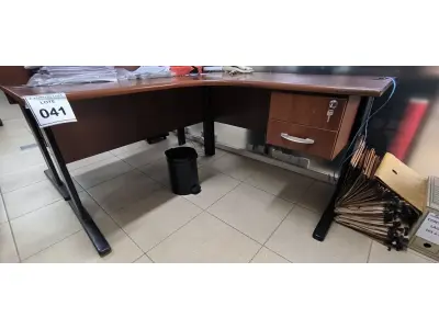 LOTE 041 - 01 MESA DE CANTO EM MADEIRA COM 02 GAVETAS NA COR MARROM. (NO ESTADO) ATENÇÃO! FAZER A VISITAÇÃO ANTES DE ARREMATAR, NÃO SABEMOS SE FUNCIONA, LEILÃO NÃO TEM GARANTIA E NEM DEVOLUÇÃO, SUJEITO A POSSÍVEIS AVARIAS VISÍVEIS/OCULTAS E/OU AUSÊNCIA DE COMPONENTES.