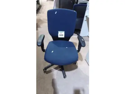 LOTE 320 - 01 CADEIRA DE ESCRITÓRIO GIRATÓRIA COM RODINHAS. (NO ESTADO) ATENÇÃO! FAZER A VISITAÇÃO ANTES DE ARREMATAR, NÃO SABEMOS SE FUNCIONA, LEILÃO NÃO TEM GARANTIA E NEM DEVOLUÇÃO, SUJEITO A POSSÍVEIS AVARIAS VISÍVEIS/OCULTAS E/OU AUSÊNCIA DE COMPONENTES.