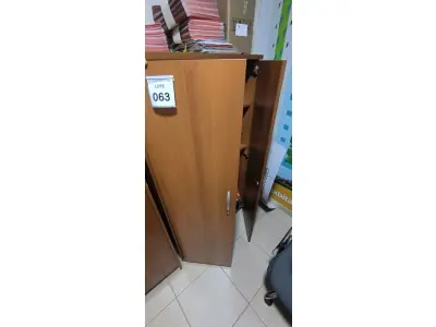 LOTE 063 - 01 ARMÁRIO EM MADEIRA COM 02 PORTAS COM 02 PRATELEIRAS NA COR MARROM. (NO ESTADO) ATENÇÃO! FAZER A VISITAÇÃO ANTES DE ARREMATAR, NÃO SABEMOS SE FUNCIONA, LEILÃO NÃO TEM GARANTIA E NEM DEVOLUÇÃO, SUJEITO A POSSÍVEIS AVARIAS VISÍVEIS/OCULTAS E/OU AUSÊNCIA DE COMPONENTES.