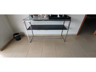 LOTE 078 - 01 APARADOR CROMADO COM VIDRO. (NO ESTADO) ATENÇÃO! FAZER A VISITAÇÃO ANTES DE ARREMATAR, NÃO SABEMOS SE FUNCIONA, LEILÃO NÃO TEM GARANTIA E NEM DEVOLUÇÃO, SUJEITO A POSSÍVEIS AVARIAS VISÍVEIS/OCULTAS E/OU AUSÊNCIA DE COMPONENTES.