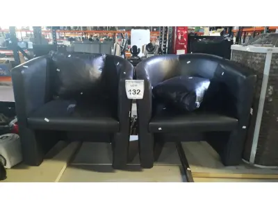 LOTE 132 - 02 POLTRONAS COM ALMOFADA DE COURO SINTÉTICO NA COR PRETA. (NO ESTADO) ATENÇÃO! FAZER A VISITAÇÃO ANTES DE ARREMATAR, NÃO SABEMOS SE FUNCIONA, LEILÃO NÃO TEM GARANTIA E NEM DEVOLUÇÃO, SUJEITO A POSSÍVEIS AVARIAS VISÍVEIS/OCULTAS E/OU AUSÊNCIA DE COMPONENTES.