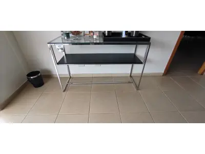 LOTE 078 - 01 APARADOR CROMADO COM VIDRO. (NO ESTADO) ATENÇÃO! FAZER A VISITAÇÃO ANTES DE ARREMATAR, NÃO SABEMOS SE FUNCIONA, LEILÃO NÃO TEM GARANTIA E NEM DEVOLUÇÃO, SUJEITO A POSSÍVEIS AVARIAS VISÍVEIS/OCULTAS E/OU AUSÊNCIA DE COMPONENTES.