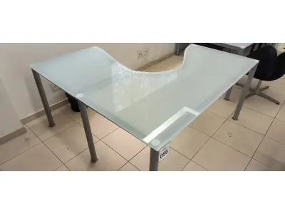 LOTE 056 - 01 MESA DE CANTO EM VIDRO JATEADO COM PÉS CROMADO. (NO ESTADO) ATENÇÃO! FAZER A VISITAÇÃO ANTES DE ARREMATAR, NÃO SABEMOS SE FUNCIONA, LEILÃO NÃO TEM GARANTIA E NEM DEVOLUÇÃO, SUJEITO A POSSÍVEIS AVARIAS VISÍVEIS/OCULTAS E/OU AUSÊNCIA DE COMPONENTES.