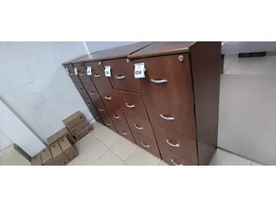 LOTE 042 - 01 ARQUIVO EM MADEIRA COM 4 GAVETAS NA COR MARROM. (NO ESTADO) ATENÇÃO! FAZER A VISITAÇÃO ANTES DE ARREMATAR, NÃO SABEMOS SE FUNCIONA, LEILÃO NÃO TEM GARANTIA E NEM DEVOLUÇÃO, SUJEITO A POSSÍVEIS AVARIAS VISÍVEIS/OCULTAS E/OU AUSÊNCIA DE COMPONENTES.