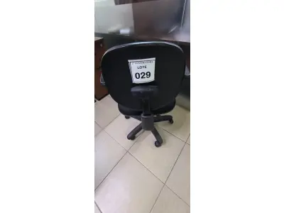 LOTE 029 - 01 CADEIRA GIRATÓRIA PARA ESCRITÓRIO. (NO ESTADO) ATENÇÃO! FAZER A VISITAÇÃO ANTES DE ARREMATAR, NÃO SABEMOS SE FUNCIONA, LEILÃO NÃO TEM GARANTIA E NEM DEVOLUÇÃO, SUJEITO A POSSÍVEIS AVARIAS VISÍVEIS/OCULTAS E/OU AUSÊNCIA DE COMPONENTES.
