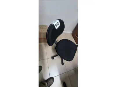 LOTE 010 - 01 CADEIRA GIRATÓRIA PARA ESCRITÓRIO. (NO ESTADO) ATENÇÃO! FAZER A VISITAÇÃO ANTES DE ARREMATAR, NÃO SABEMOS SE FUNCIONA, LEILÃO NÃO TEM GARANTIA E NEM DEVOLUÇÃO, SUJEITO A POSSÍVEIS AVARIAS VISÍVEIS/OCULTAS E/OU AUSÊNCIA DE COMPONENTES.