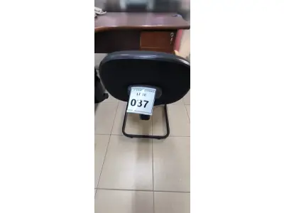 LOTE 037 - 01 CADEIRA FIXA PARA ESCRITÓRIO. (NO ESTADO) ATENÇÃO! FAZER A VISITAÇÃO ANTES DE ARREMATAR, NÃO SABEMOS SE FUNCIONA, LEILÃO NÃO TEM GARANTIA E NEM DEVOLUÇÃO, SUJEITO A POSSÍVEIS AVARIAS VISÍVEIS/OCULTAS E/OU AUSÊNCIA DE COMPONENTES.