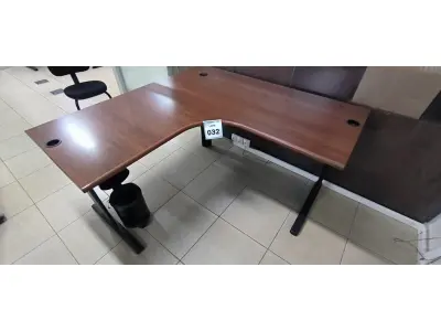 LOTE 032 - 01 MESA DE CANTO EM MADEIRA NA COR MARROM. (NO ESTADO) ATENÇÃO! FAZER A VISITAÇÃO ANTES DE ARREMATAR, NÃO SABEMOS SE FUNCIONA, LEILÃO NÃO TEM GARANTIA E NEM DEVOLUÇÃO, SUJEITO A POSSÍVEIS AVARIAS VISÍVEIS/OCULTAS E/OU AUSÊNCIA DE COMPONENTES.