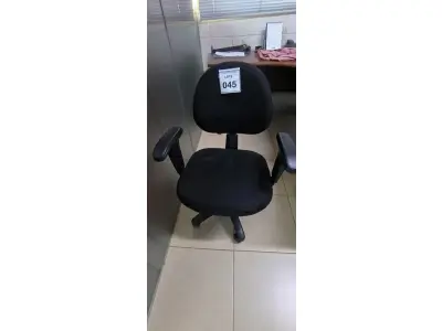 LOTE 045 - 01 CADEIRA GIRATÓRIA PARA ESCRITÓRIO. (NO ESTADO) ATENÇÃO! FAZER A VISITAÇÃO ANTES DE ARREMATAR, NÃO SABEMOS SE FUNCIONA, LEILÃO NÃO TEM GARANTIA E NEM DEVOLUÇÃO, SUJEITO A POSSÍVEIS AVARIAS VISÍVEIS/OCULTAS E/OU AUSÊNCIA DE COMPONENTES.