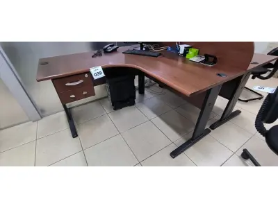 LOTE 039 - 01 MESA DE CANTO EM MADEIRA COM 02 GAVETAS NA COR MARROM. (NO ESTADO) ATENÇÃO! FAZER A VISITAÇÃO ANTES DE ARREMATAR, NÃO SABEMOS SE FUNCIONA, LEILÃO NÃO TEM GARANTIA E NEM DEVOLUÇÃO, SUJEITO A POSSÍVEIS AVARIAS VISÍVEIS/OCULTAS E/OU AUSÊNCIA DE COMPONENTES.