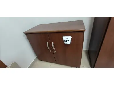 LOTE 075 - 01 ARMÁRIO BAIXO EM MADEIRA 02 PORTAS NA COR MARROM. (NO ESTADO) ATENÇÃO! FAZER A VISITAÇÃO ANTES DE ARREMATAR, NÃO SABEMOS SE FUNCIONA, LEILÃO NÃO TEM GARANTIA E NEM DEVOLUÇÃO, SUJEITO A POSSÍVEIS AVARIAS VISÍVEIS/OCULTAS E/OU AUSÊNCIA DE COMPONENTES.