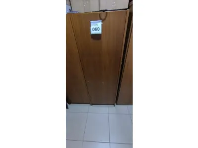 LOTE 060 - 01 ARMÁRIO EM MADEIRA COM 01 PORTA E 03 PRATELEIRAS NA COR MARROM. (NO ESTADO) ATENÇÃO! FAZER A VISITAÇÃO ANTES DE ARREMATAR, NÃO SABEMOS SE FUNCIONA, LEILÃO NÃO TEM GARANTIA E NEM DEVOLUÇÃO, SUJEITO A POSSÍVEIS AVARIAS VISÍVEIS/OCULTAS E/OU AUSÊNCIA DE COMPONENTES.