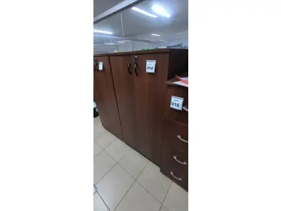 LOTE 014 - 01 ARMÁRIO EM MADEIRA 02 PORTAS COM 04 PRATELEIRAS NA COR MARROM. (NO ESTADO) ATENÇÃO! FAZER A VISITAÇÃO ANTES DE ARREMATAR, NÃO SABEMOS SE FUNCIONA, LEILÃO NÃO TEM GARANTIA E NEM DEVOLUÇÃO, SUJEITO A POSSÍVEIS AVARIAS VISÍVEIS/OCULTAS E/OU AUSÊNCIA DE COMPONENTES.