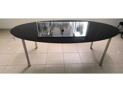 LOTE 054 - 01 MESA OVAL PARA REUNIÃO EM VIDRO NA COR PRETO COM PÉS EM FERRO CROMADO PARA 08 LUGARES. (NO ESTADO) ATENÇÃO! FAZER A VISITAÇÃO ANTES DE ARREMATAR, NÃO SABEMOS SE FUNCIONA, LEILÃO NÃO TEM GARANTIA E NEM DEVOLUÇÃO, SUJEITO A POSSÍVEIS AVARIAS VISÍVEIS/OCULTAS E/OU AUSÊNCIA DE COMPONENTES.