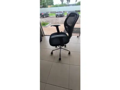 LOTE 084 - 01 CADEIRA GIRATÓRIA PARA ESCRITÓRIO. (NO ESTADO) ATENÇÃO! FAZER A VISITAÇÃO ANTES DE ARREMATAR, NÃO SABEMOS SE FUNCIONA, LEILÃO NÃO TEM GARANTIA E NEM DEVOLUÇÃO, SUJEITO A POSSÍVEIS AVARIAS VISÍVEIS/OCULTAS E/OU AUSÊNCIA DE COMPONENTES.