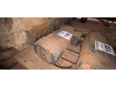 LOTE 136 - 01 MOTOR ELÉTRICO TRIFÁSICO PARA SERRA DE BANCADA. (NO ESTADO) ATENÇÃO! FAZER A VISITAÇÃO ANTES DE ARREMATAR, NÃO SABEMOS SE FUNCIONA, LEILÃO NÃO TEM GARANTIA E NEM DEVOLUÇÃO, SUJEITO A POSSÍVEIS AVARIAS VISÍVEIS/OCULTAS E/OU AUSÊNCIA DE COMPONENTES.