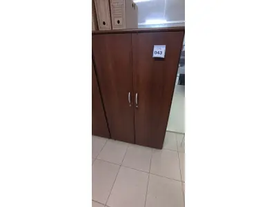 LOTE 043 - 01 ARMÁRIO EM MADEIRA COM 02 PORTAS E 06 PRATELEIRA NA COR MARROM. (NO ESTADO) ATENÇÃO! FAZER A VISITAÇÃO ANTES DE ARREMATAR, NÃO SABEMOS SE FUNCIONA, LEILÃO NÃO TEM GARANTIA E NEM DEVOLUÇÃO, SUJEITO A POSSÍVEIS AVARIAS VISÍVEIS/OCULTAS E/OU AUSÊNCIA DE COMPONENTES.