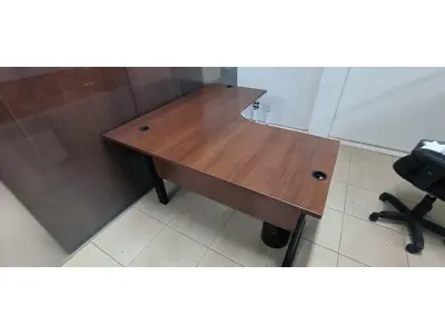 LOTE 032 - 01 MESA DE CANTO EM MADEIRA NA COR MARROM. (NO ESTADO) ATENÇÃO! FAZER A VISITAÇÃO ANTES DE ARREMATAR, NÃO SABEMOS SE FUNCIONA, LEILÃO NÃO TEM GARANTIA E NEM DEVOLUÇÃO, SUJEITO A POSSÍVEIS AVARIAS VISÍVEIS/OCULTAS E/OU AUSÊNCIA DE COMPONENTES.