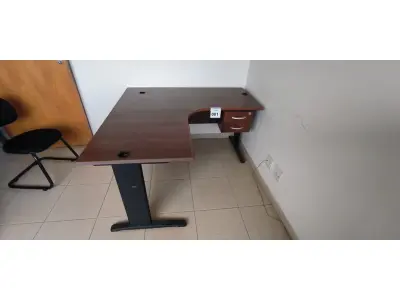 LOTE 001 - 01 MESA DE CANTO EM MADEIRA COM 02 GAVETAS NA COR MARROM PARA ESCRITÓRIO. (NO ESTADO) ATENÇÃO! FAZER A VISITAÇÃO ANTES DE ARREMATAR, NÃO SABEMOS SE FUNCIONA, LEILÃO NÃO TEM GARANTIA E NEM DEVOLUÇÃO, SUJEITO A POSSÍVEIS AVARIAS VISÍVEIS/OCULTAS E/OU AUSÊNCIA DE COMPONENTES.