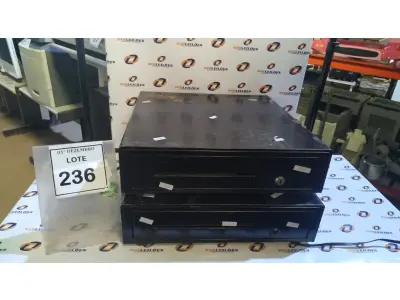 LOTE 236 - 02 GAVETAS DE DINHEIRO. (NO ESTADO) ATENÇÃO! FAZER A VISITAÇÃO ANTES DE ARREMATAR, NÃO SABEMOS SE FUNCIONA, LEILÃO NÃO TEM GARANTIA E NEM DEVOLUÇÃO, SUJEITO A POSSÍVEIS AVARIAS VISÍVEIS/OCULTAS E/OU AUSÊNCIA DE COMPONENTES.