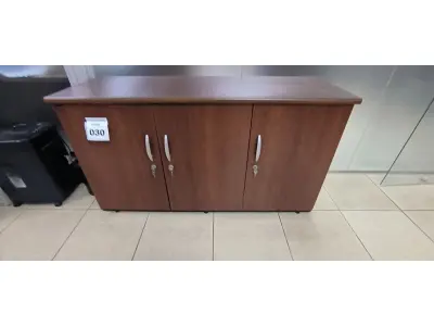 LOTE 030 - 01 ARMÁRIO EM MADEIRA COM 03 PORTAS E 03 PRATELEIRAS NA COR MARROM. (NO ESTADO) ATENÇÃO! FAZER A VISITAÇÃO ANTES DE ARREMATAR, NÃO SABEMOS SE FUNCIONA, LEILÃO NÃO TEM GARANTIA E NEM DEVOLUÇÃO, SUJEITO A POSSÍVEIS AVARIAS VISÍVEIS/OCULTAS E/OU AUSÊNCIA DE COMPONENTES.