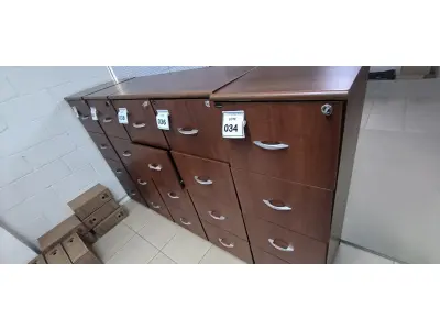 LOTE 036 - 01 ARQUIVO EM MADEIRA COM 04 GAVETAS NA COR MARROM. (NO ESTADO) ATENÇÃO! FAZER A VISITAÇÃO ANTES DE ARREMATAR, NÃO SABEMOS SE FUNCIONA, LEILÃO NÃO TEM GARANTIA E NEM DEVOLUÇÃO, SUJEITO A POSSÍVEIS AVARIAS VISÍVEIS/OCULTAS E/OU AUSÊNCIA DE COMPONENTES.