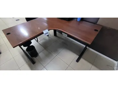 LOTE 046 - 01 MESA DE CANTO EM MADEIRA NA COR MARROM. (NO ESTADO) ATENÇÃO! FAZER A VISITAÇÃO ANTES DE ARREMATAR, NÃO SABEMOS SE FUNCIONA, LEILÃO NÃO TEM GARANTIA E NEM DEVOLUÇÃO, SUJEITO A POSSÍVEIS AVARIAS VISÍVEIS/OCULTAS E/OU AUSÊNCIA DE COMPONENTES.