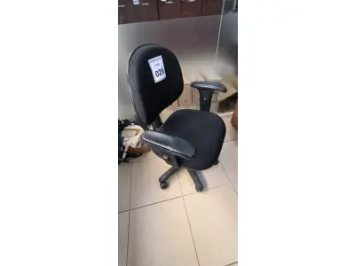 LOTE 026 - 01 CADEIRA GIRATÓRIA PARA ESCRITÓRIO. (NO ESTADO) ATENÇÃO! FAZER A VISITAÇÃO ANTES DE ARREMATAR, NÃO SABEMOS SE FUNCIONA, LEILÃO NÃO TEM GARANTIA E NEM DEVOLUÇÃO, SUJEITO A POSSÍVEIS AVARIAS VISÍVEIS/OCULTAS E/OU AUSÊNCIA DE COMPONENTES.