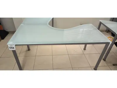 LOTE 056 - 01 MESA DE CANTO EM VIDRO JATEADO COM PÉS CROMADO. (NO ESTADO) ATENÇÃO! FAZER A VISITAÇÃO ANTES DE ARREMATAR, NÃO SABEMOS SE FUNCIONA, LEILÃO NÃO TEM GARANTIA E NEM DEVOLUÇÃO, SUJEITO A POSSÍVEIS AVARIAS VISÍVEIS/OCULTAS E/OU AUSÊNCIA DE COMPONENTES.