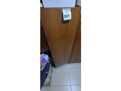 LOTE 061 - 01 ARMÁRIO EM MADEIRA COM 01 PORTA E 02 PRATELEIRAS NA COR MARROM. (NO ESTADO) ATENÇÃO! FAZER A VISITAÇÃO ANTES DE ARREMATAR, NÃO SABEMOS SE FUNCIONA, LEILÃO NÃO TEM GARANTIA E NEM DEVOLUÇÃO, SUJEITO A POSSÍVEIS AVARIAS VISÍVEIS/OCULTAS E/OU AUSÊNCIA DE COMPONENTES.