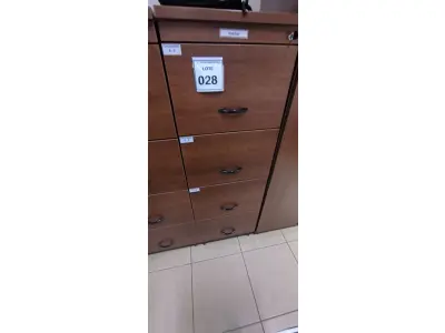 LOTE 028 - 01 ARQUIVO EM MADEIRA COM 04 GAVETAS. (NO ESTADO) ATENÇÃO! FAZER A VISITAÇÃO ANTES DE ARREMATAR, NÃO SABEMOS SE FUNCIONA, LEILÃO NÃO TEM GARANTIA E NEM DEVOLUÇÃO, SUJEITO A POSSÍVEIS AVARIAS VISÍVEIS/OCULTAS E/OU AUSÊNCIA DE COMPONENTES.