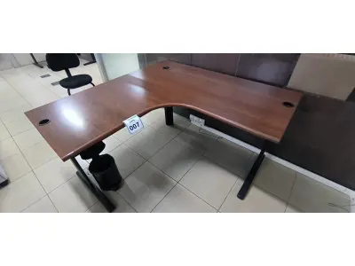 LOTE 007 - 01 MESA DE CANTO EM MADEIRA NA COR MARROM PARA ESCRITÓRIO. (NO ESTADO) ATENÇÃO! FAZER A VISITAÇÃO ANTES DE ARREMATAR, NÃO SABEMOS SE FUNCIONA, LEILÃO NÃO TEM GARANTIA E NEM DEVOLUÇÃO, SUJEITO A POSSÍVEIS AVARIAS VISÍVEIS/OCULTAS E/OU AUSÊNCIA DE COMPONENTES.