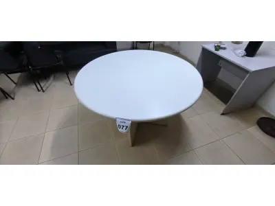 LOTE 077 - 01 MESA REDONDA EM MADEIRA NA COR BRANCA. (NO ESTADO) ATENÇÃO! FAZER A VISITAÇÃO ANTES DE ARREMATAR, NÃO SABEMOS SE FUNCIONA, LEILÃO NÃO TEM GARANTIA E NEM DEVOLUÇÃO, SUJEITO A POSSÍVEIS AVARIAS VISÍVEIS/OCULTAS E/OU AUSÊNCIA DE COMPONENTES.