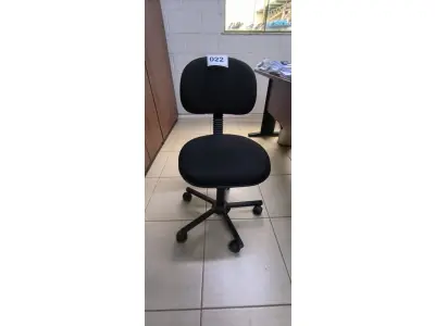 LOTE 022 - 01 CADEIRA GIRATÓRIA PARA ESCRITÓRIO. (NO ESTADO) ATENÇÃO! FAZER A VISITAÇÃO ANTES DE ARREMATAR, NÃO SABEMOS SE FUNCIONA, LEILÃO NÃO TEM GARANTIA E NEM DEVOLUÇÃO, SUJEITO A POSSÍVEIS AVARIAS VISÍVEIS/OCULTAS E/OU AUSÊNCIA DE COMPONENTES.