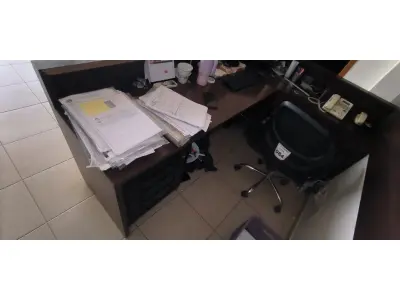 LOTE 083 - 01 BALCÃO EM L PARA RECEPÇÃO EM MADEIRA. (NO ESTADO) ATENÇÃO! FAZER A VISITAÇÃO ANTES DE ARREMATAR, NÃO SABEMOS SE FUNCIONA, LEILÃO NÃO TEM GARANTIA E NEM DEVOLUÇÃO, SUJEITO A POSSÍVEIS AVARIAS VISÍVEIS/OCULTAS E/OU AUSÊNCIA DE COMPONENTES.