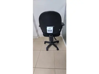LOTE 033 - 01 CADEIRA GIRATÓRIA PARA ESCRITÓRIO.COM BRAÇO (NO ESTADO) ATENÇÃO! FAZER A VISITAÇÃO ANTES DE ARREMATAR, NÃO SABEMOS SE FUNCIONA, LEILÃO NÃO TEM GARANTIA E NEM DEVOLUÇÃO, SUJEITO A POSSÍVEIS AVARIAS VISÍVEIS/OCULTAS E/OU AUSÊNCIA DE COMPONENTES.