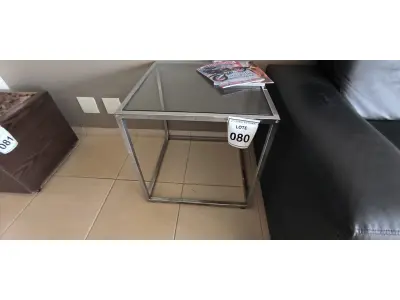 LOTE 080 - 01 MESA DE CENTRO CROMADA COM VIDRO. (NO ESTADO) ATENÇÃO! FAZER A VISITAÇÃO ANTES DE ARREMATAR, NÃO SABEMOS SE FUNCIONA, LEILÃO NÃO TEM GARANTIA E NEM DEVOLUÇÃO, SUJEITO A POSSÍVEIS AVARIAS VISÍVEIS/OCULTAS E/OU AUSÊNCIA DE COMPONENTES.