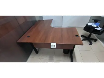 LOTE 013 - 01 MESA DE CANTO PARA ESCRITÓRIO NA COR MARROM. (NO ESTADO) ATENÇÃO! FAZER A VISITAÇÃO ANTES DE ARREMATAR, NÃO SABEMOS SE FUNCIONA, LEILÃO NÃO TEM GARANTIA E NEM DEVOLUÇÃO, SUJEITO A POSSÍVEIS AVARIAS VISÍVEIS/OCULTAS E/OU AUSÊNCIA DE COMPONENTES.