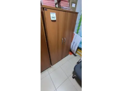 LOTE 063 - 01 ARMÁRIO EM MADEIRA COM 02 PORTAS COM 02 PRATELEIRAS NA COR MARROM. (NO ESTADO) ATENÇÃO! FAZER A VISITAÇÃO ANTES DE ARREMATAR, NÃO SABEMOS SE FUNCIONA, LEILÃO NÃO TEM GARANTIA E NEM DEVOLUÇÃO, SUJEITO A POSSÍVEIS AVARIAS VISÍVEIS/OCULTAS E/OU AUSÊNCIA DE COMPONENTES.