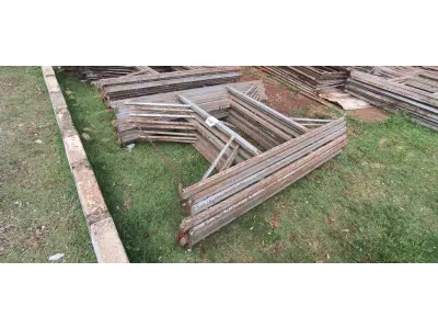 LOTE 130 - 10 MESAS DE FERRO PARA ANDAIMES. (NO ESTADO) ATENÇÃO! FAZER A VISITAÇÃO ANTES DE ARREMATAR, NÃO SABEMOS SE FUNCIONA, LEILÃO NÃO TEM GARANTIA E NEM DEVOLUÇÃO, SUJEITO A POSSÍVEIS AVARIAS VISÍVEIS/OCULTAS E/OU AUSÊNCIA DE COMPONENTES.