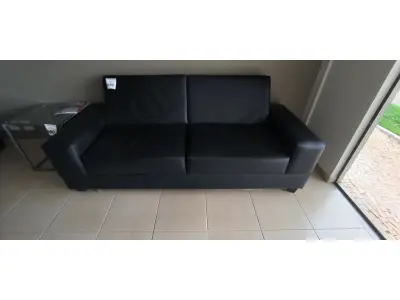 LOTE 079 - 01 SOFAR 02 LUGARES EM COURINO NA COR PRETO. (NO ESTADO) ATENÇÃO! FAZER A VISITAÇÃO ANTES DE ARREMATAR, NÃO SABEMOS SE FUNCIONA, LEILÃO NÃO TEM GARANTIA E NEM DEVOLUÇÃO, SUJEITO A POSSÍVEIS AVARIAS VISÍVEIS/OCULTAS E/OU AUSÊNCIA DE COMPONENTES.