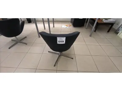 LOTE 059 - 01 POLTRONA GIRATÓRIA COM PÉS FIXOS. (NO ESTADO) ATENÇÃO! FAZER A VISITAÇÃO ANTES DE ARREMATAR, NÃO SABEMOS SE FUNCIONA, LEILÃO NÃO TEM GARANTIA E NEM DEVOLUÇÃO, SUJEITO A POSSÍVEIS AVARIAS VISÍVEIS/OCULTAS E/OU AUSÊNCIA DE COMPONENTES.