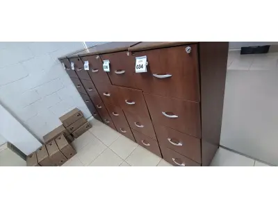 LOTE 040 - 01 ARQUIVO EM MADEIRA COM 04 GAVETAS NA COR MARROM. (NO ESTADO) ATENÇÃO! FAZER A VISITAÇÃO ANTES DE ARREMATAR, NÃO SABEMOS SE FUNCIONA, LEILÃO NÃO TEM GARANTIA E NEM DEVOLUÇÃO, SUJEITO A POSSÍVEIS AVARIAS VISÍVEIS/OCULTAS E/OU AUSÊNCIA DE COMPONENTES.