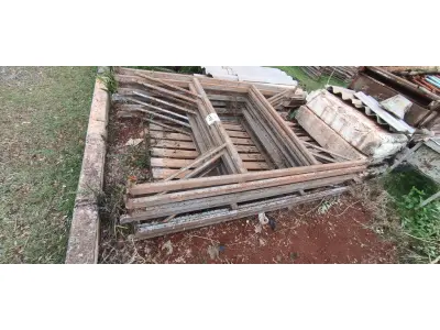 LOTE 110 - 10 MESAS DE FERRO PARA ANDAIMES. (NO ESTADO) ATENÇÃO! FAZER A VISITAÇÃO ANTES DE ARREMATAR, NÃO SABEMOS SE FUNCIONA, LEILÃO NÃO TEM GARANTIA E NEM DEVOLUÇÃO, SUJEITO A POSSÍVEIS AVARIAS VISÍVEIS/OCULTAS E/OU AUSÊNCIA DE COMPONENTES.