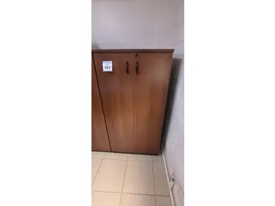 LOTE 027 - 01 ARMÁRIO EM MADEIRA COM 04 PRATELEIRAS NA COR MARROM. (NO ESTADO) ATENÇÃO! FAZER A VISITAÇÃO ANTES DE ARREMATAR, NÃO SABEMOS SE FUNCIONA, LEILÃO NÃO TEM GARANTIA E NEM DEVOLUÇÃO, SUJEITO A POSSÍVEIS AVARIAS VISÍVEIS/OCULTAS E/OU AUSÊNCIA DE COMPONENTES.