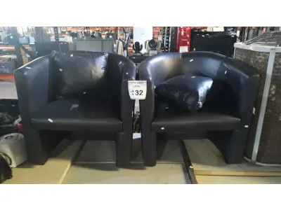LOTE 132 - 02 POLTRONAS COM ALMOFADA DE COURO SINTÉTICO NA COR PRETA. (NO ESTADO) ATENÇÃO! FAZER A VISITAÇÃO ANTES DE ARREMATAR, NÃO SABEMOS SE FUNCIONA, LEILÃO NÃO TEM GARANTIA E NEM DEVOLUÇÃO, SUJEITO A POSSÍVEIS AVARIAS VISÍVEIS/OCULTAS E/OU AUSÊNCIA DE COMPONENTES.